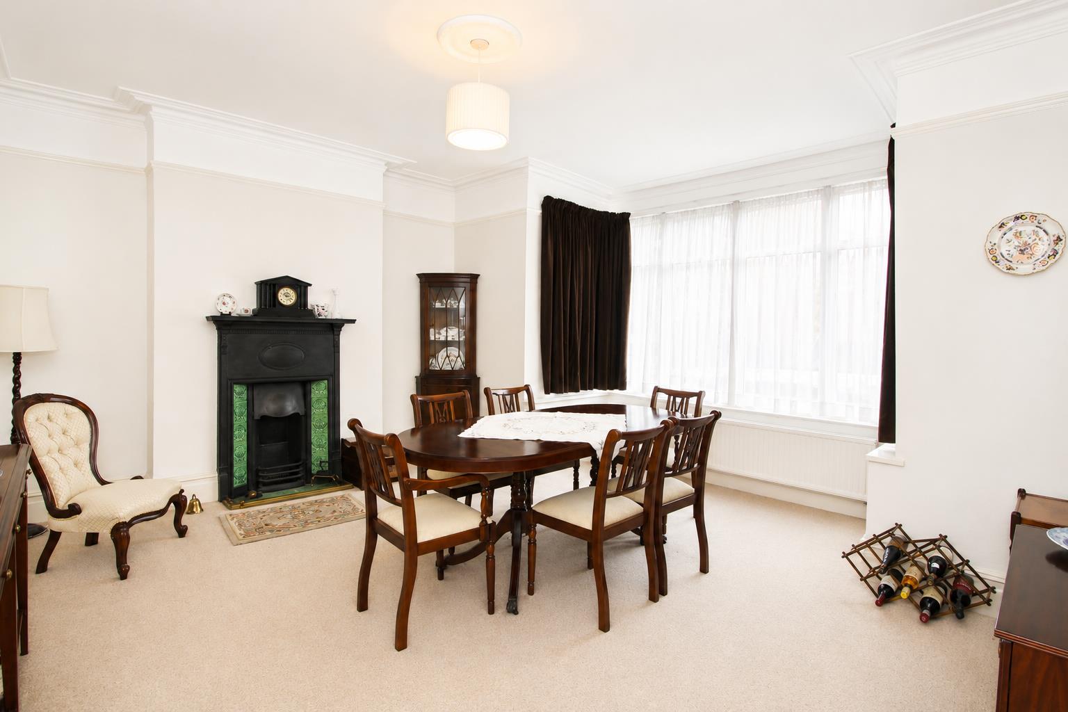 5 bed property in Grosvenor Avenue, Carshalton